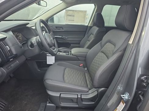 Used 2025 Nissan Pathfinder S image 12