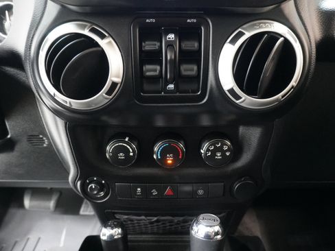 Used 2017 Jeep Wrangler Unlimited Rubicon w/ Connectivity Group image 21