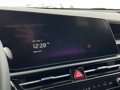 New 2025 Kia Niro EX Touring image 16