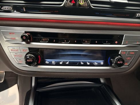 Used 2022 BMW 750i xDrive w/ Luxury Rear Seating Package AWD/4WD image 21
