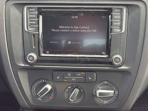 Used 2017 Volkswagen Jetta SE image 16