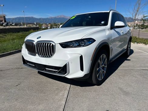 Used 2025 BMW X5 xDrive50e AWD/4WD image 3