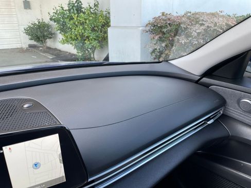 Used 2025 Hyundai Elantra Limited image 37