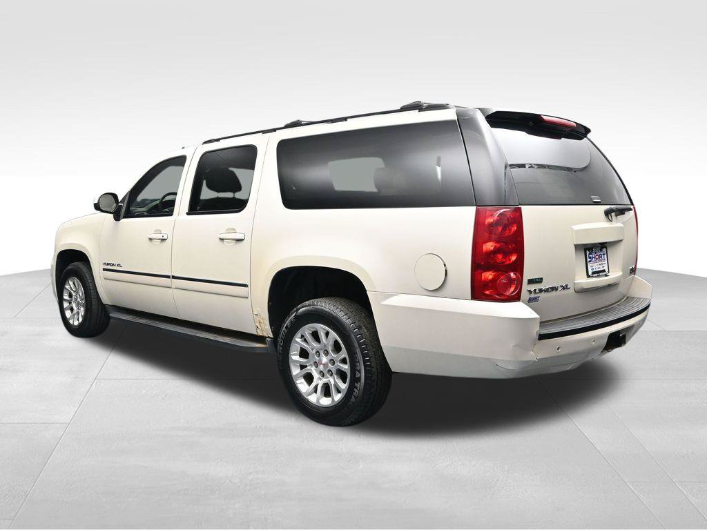 Used 2011 GMC Yukon XL SLT w/ SLT-2 Equipment Package AWD/4WD image 3