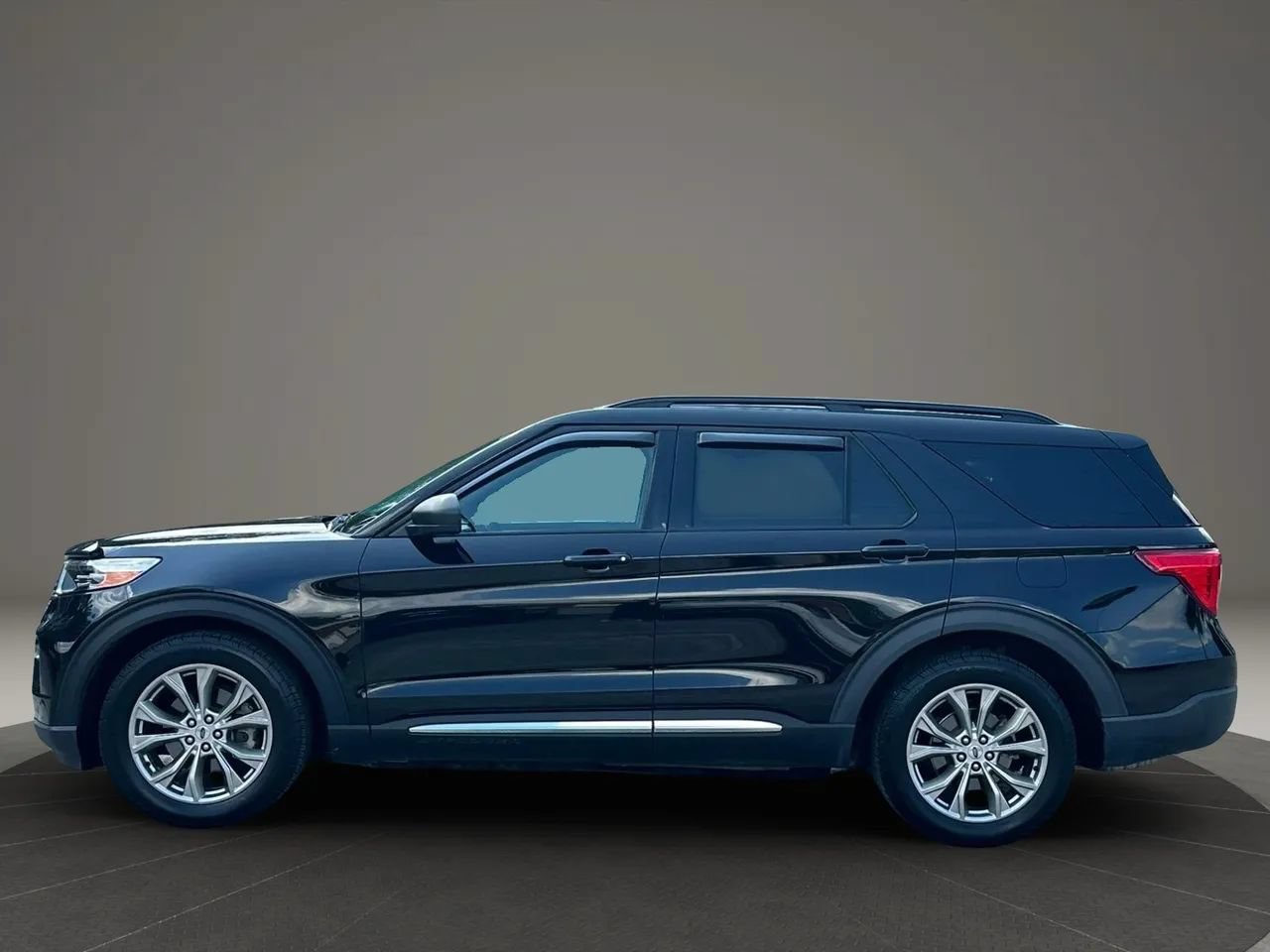Used 2020 Ford Explorer XLT w/ Equipment Group 202A RWD image 6