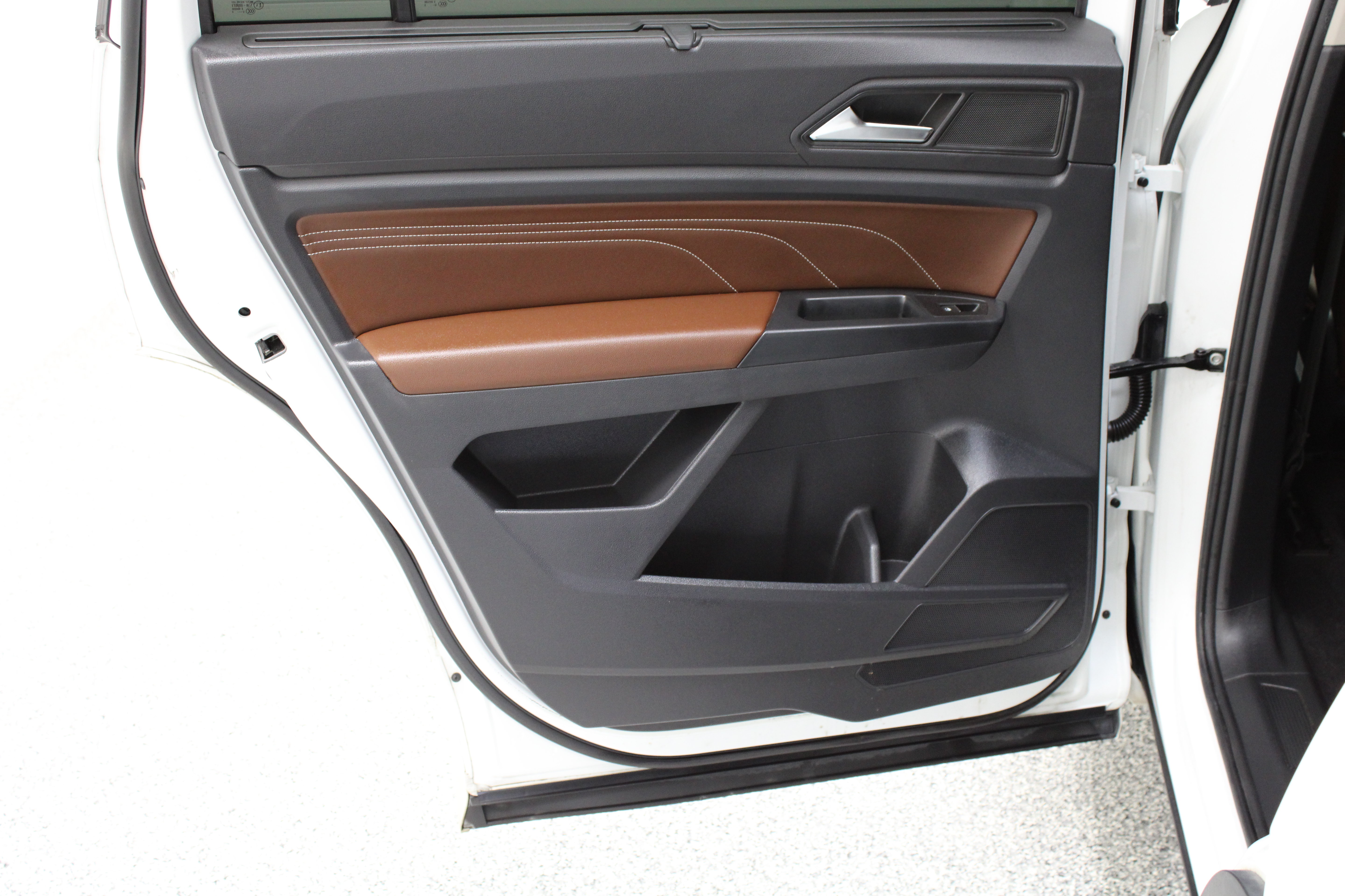 Used 2021 Volkswagen Atlas SE w/ Panoramic Sunroof Package FWD image 28