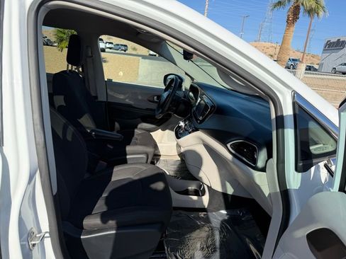 Used 2023 Chrysler Voyager LX image 14