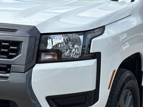 Used 2025 Nissan Frontier SV image 5