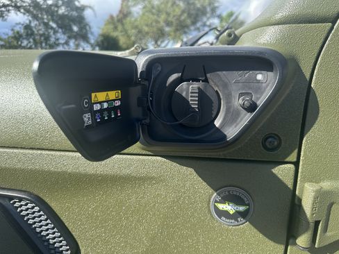 Used 2024 Jeep Wrangler Unlimited image 27