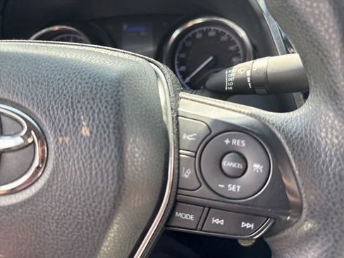 Used 2018 Toyota Camry LE image 9