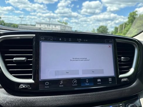 Used 2024 Chrysler Pacifica Touring-L FWD image 27