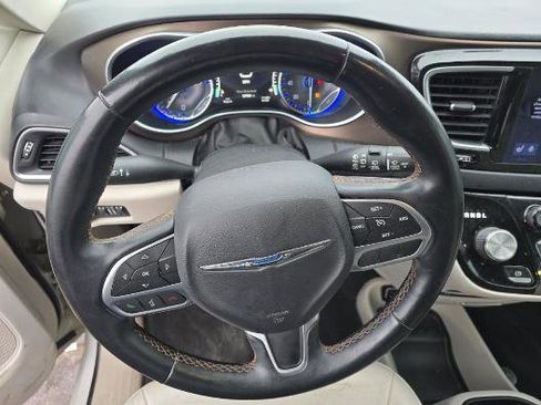 Used 2017 Chrysler Pacifica Touring-L Plus image 11