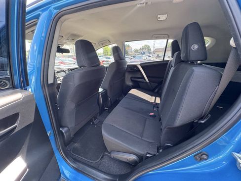 Used 2018 Toyota RAV4 LE AWD/4WD image 32