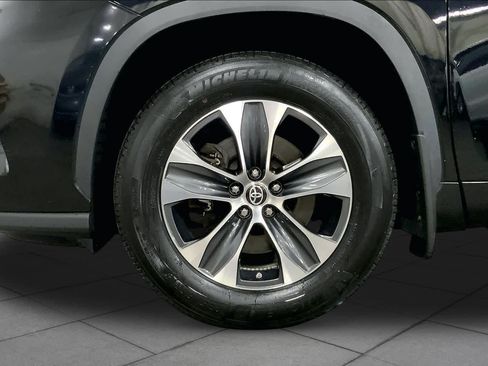 Used 2023 Toyota Highlander XLE AWD/4WD image 11