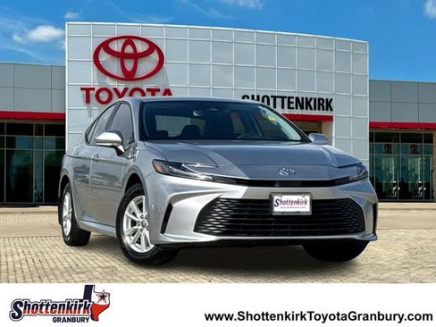 Used 2025 Toyota Camry LE w/ Convenience Package image 1
