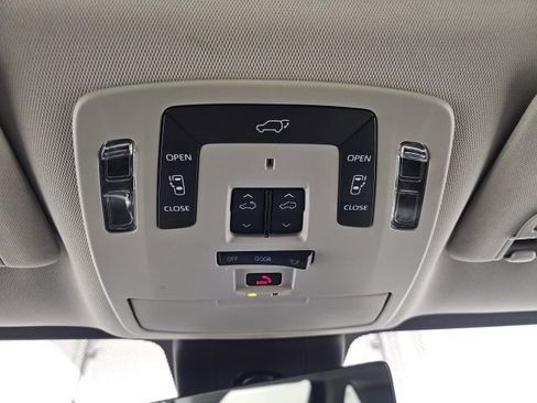 Used 2024 Toyota Sienna Limited image 28