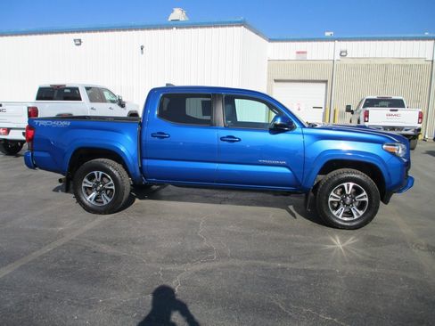 Used 2017 Toyota Tacoma TRD Sport image 2