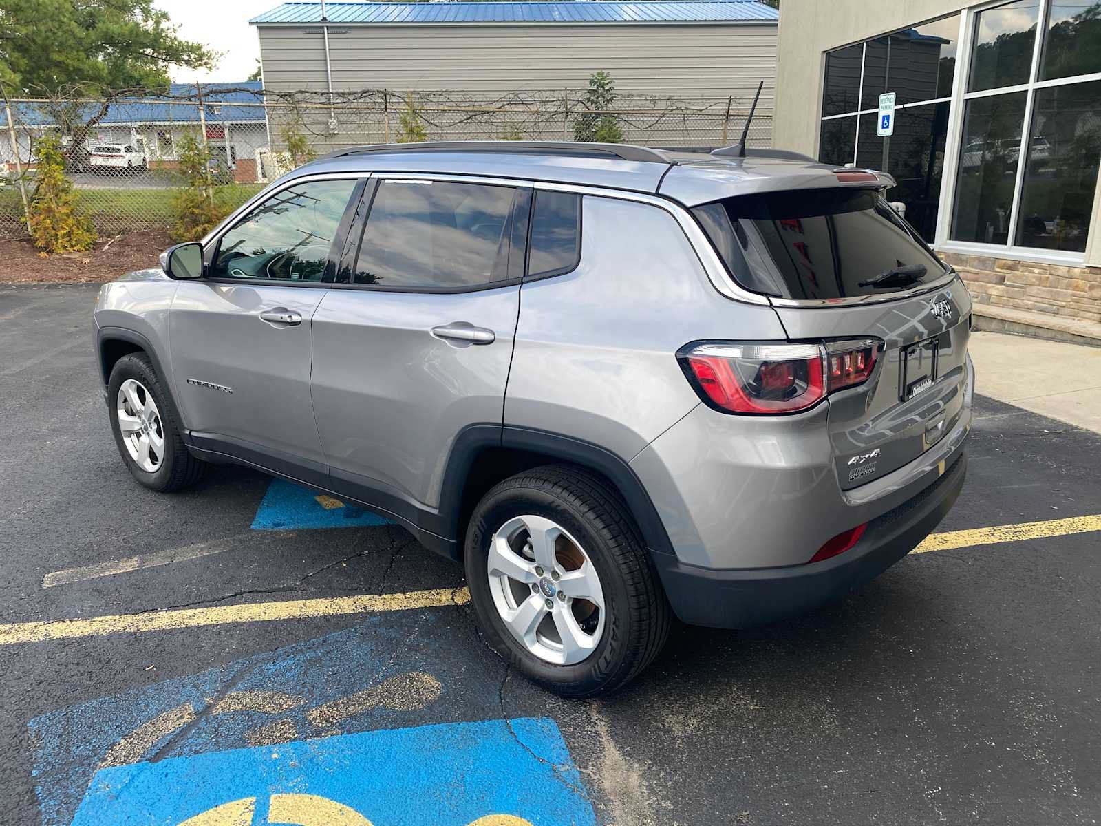 Used 2018 Jeep Compass Latitude w/ Popular Equipment Group AWD/4WD image 4