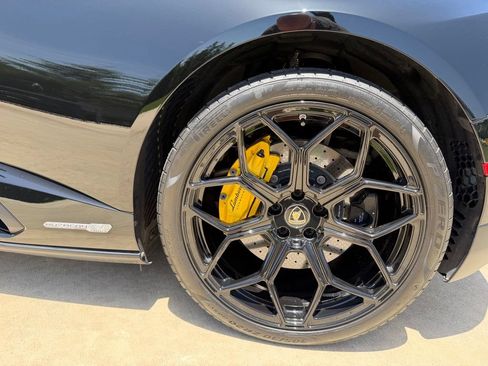 Used 2021 Lamborghini Huracan EVO RWD image 18