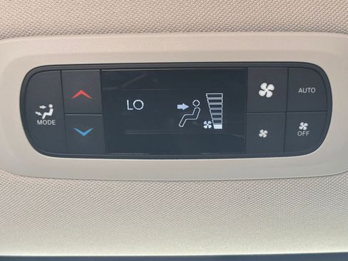 Used 2024 Chrysler Pacifica Touring-L image 24