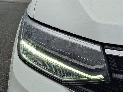 Used 2024 Volkswagen Tiguan SE R-Line image 9