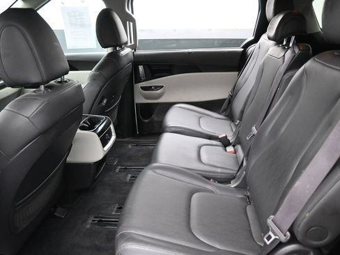 Used 2024 Kia Carnival EX FWD image 28