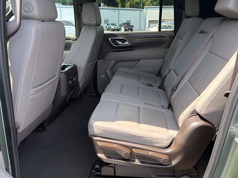 Used 2024 Chevrolet Suburban LT RWD image 11