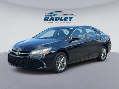 Used 2017 Toyota Camry SE w/ Moonroof Package FWD image 5