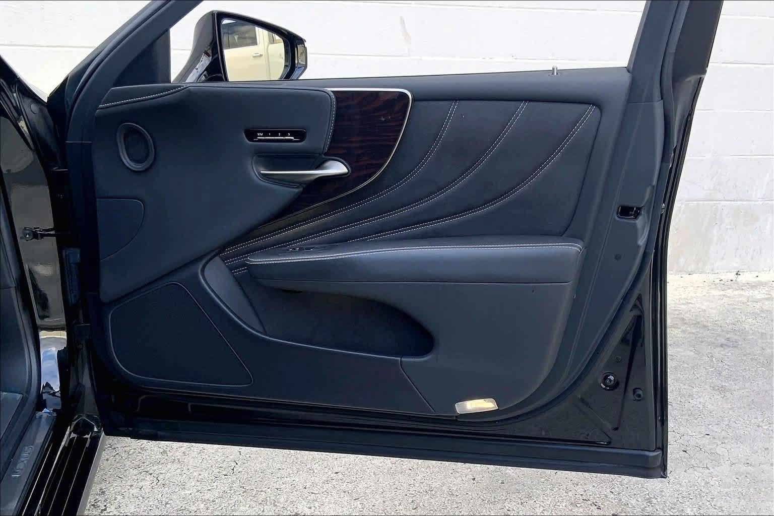 Used 2021 Lexus LS 500 w/ Luxury Package RWD image 28