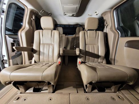 Used 2016 Chrysler Town & Country Touring image 32