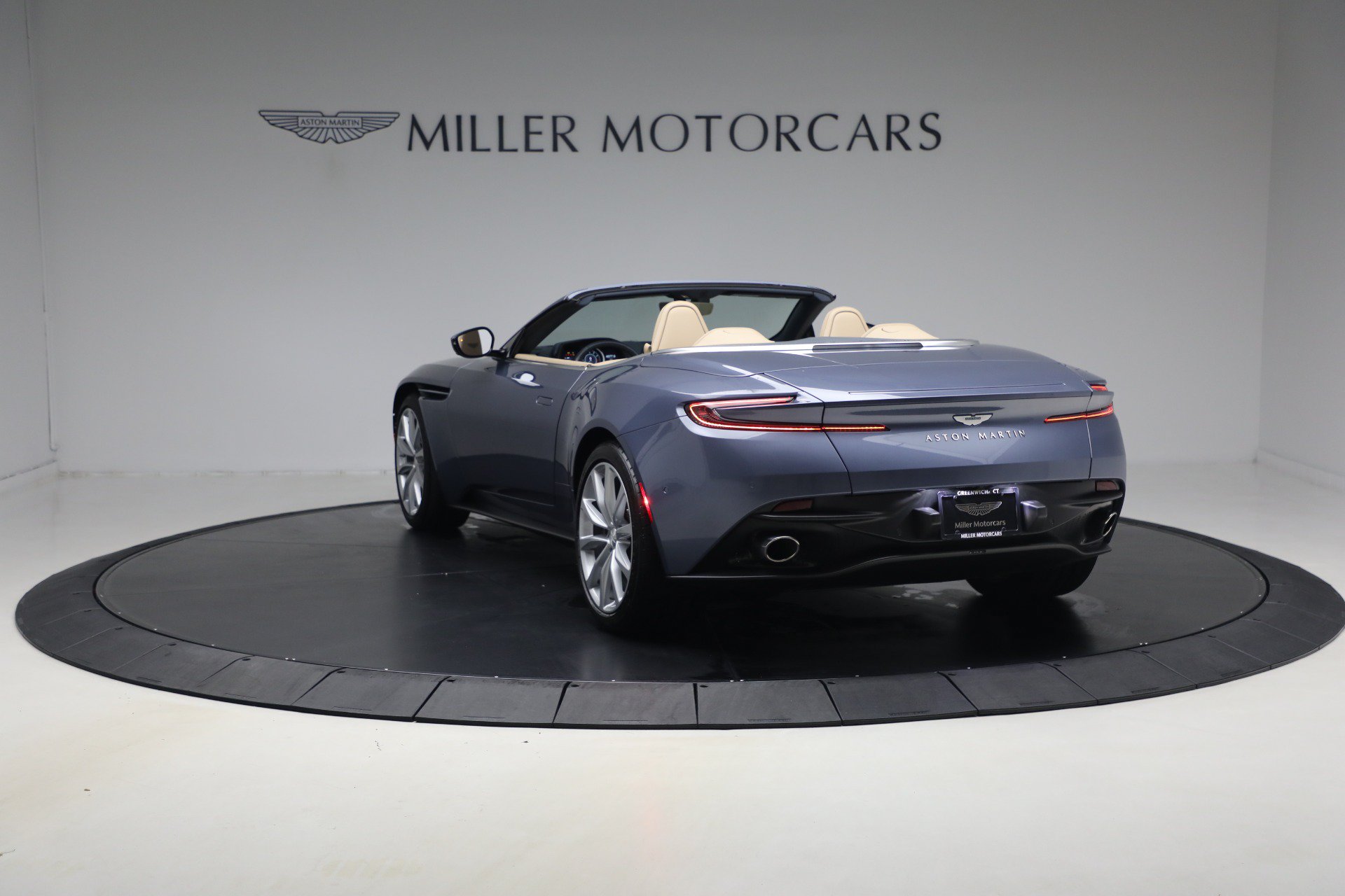 Used 2022 Aston Martin DB11 Volante RWD image 5