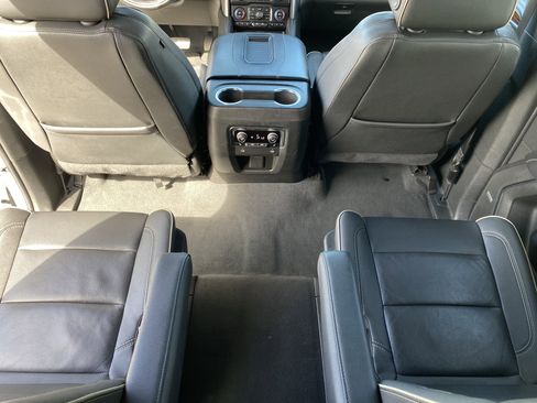 Used 2023 Chevrolet Suburban Premier image 18