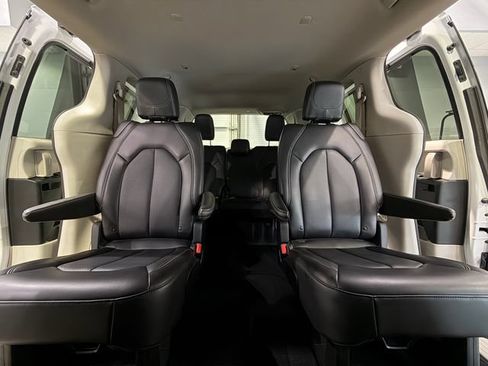 Used 2024 Chrysler Pacifica Touring-L FWD image 29
