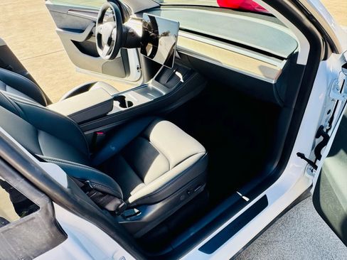 Used 2023 Tesla Model Y AWD image 17