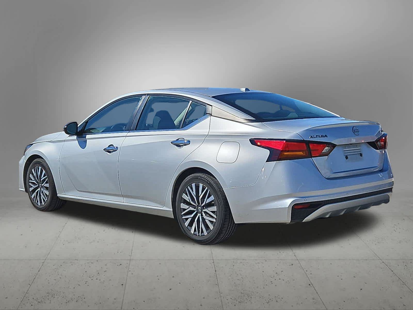 Used 2024 Nissan Altima 2.5 SV FWD image 3