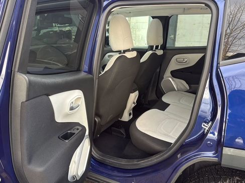 Used 2018 Jeep Renegade Latitude w/ Popular Equipment Group image 28