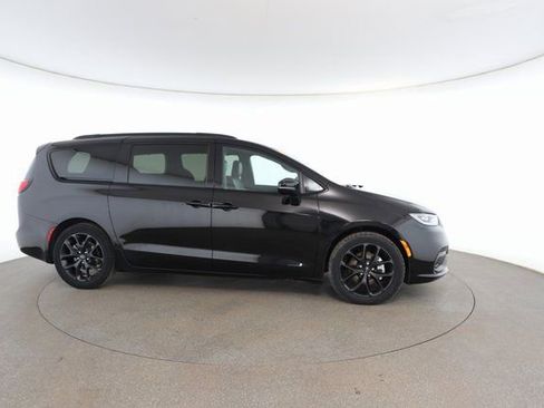 Used 2025 Chrysler Pacifica Limited image 23