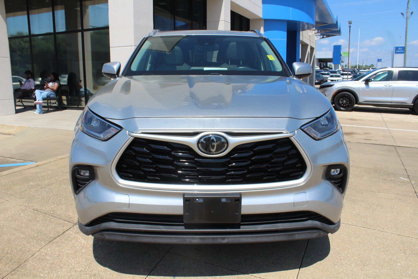Used 2020 Toyota Highlander XLE AWD/4WD image 2