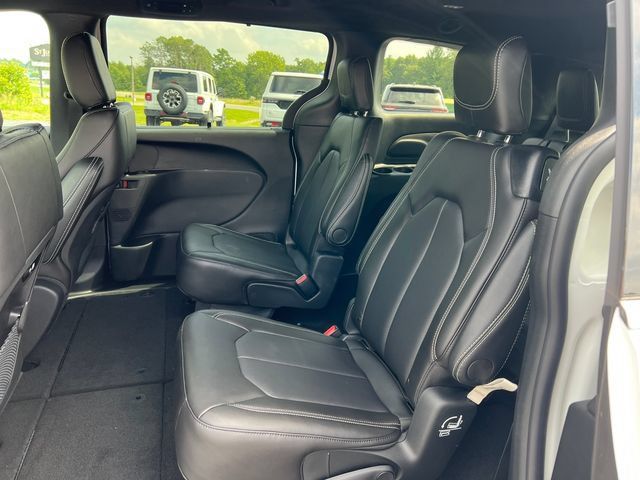 New 2027 Chrysler Pacifica Select FWD image 4