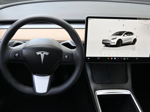 Used 2023 Tesla Model Y Long Range AWD/4WD image 16