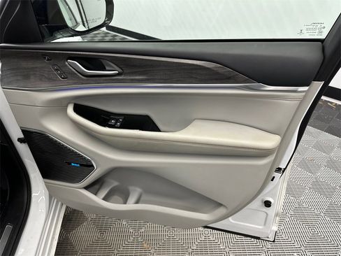 Used 2021 Jeep Grand Cherokee L Overland w/ Advanced Protech Group III image 15