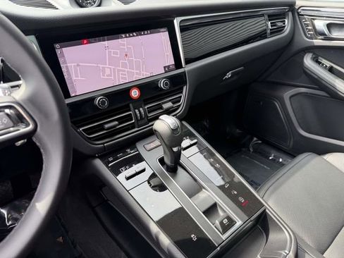 Certified 2025 Porsche Macan AWD/4WD image 24