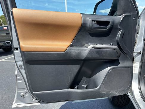 Used 2019 Toyota Tacoma SR5 RWD image 18