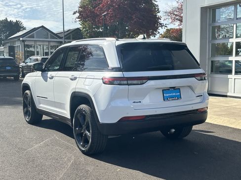 New 2025 Jeep Grand Cherokee Limited w/ Luxury Tech Group II image 3