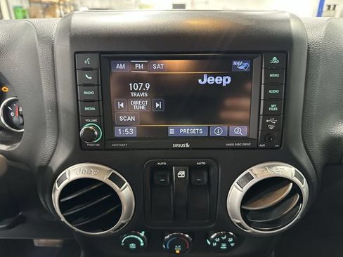 Used 2018 Jeep Wrangler Sahara w/ Connectivity Group AWD/4WD image 16