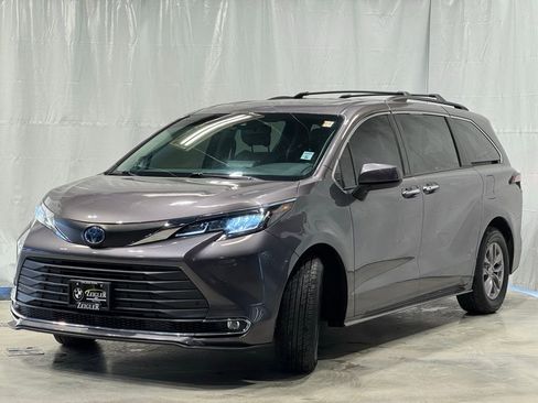 Used 2021 Toyota Sienna XLE w/ XLE Plus Package image 3