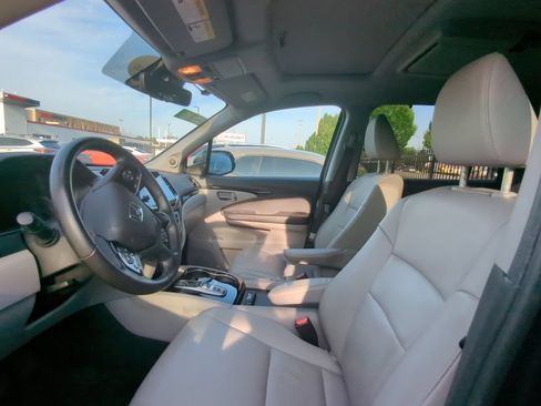 Used 2019 Honda Pilot Touring image 6