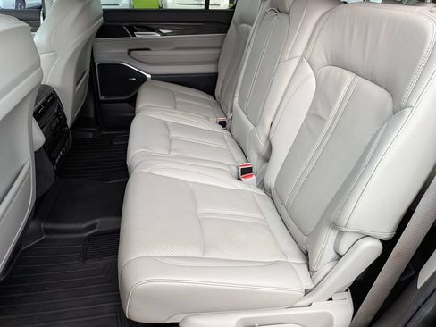 Used 2022 Jeep Wagoneer Series III AWD/4WD image 26