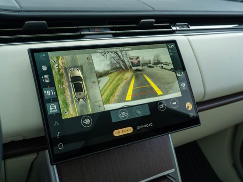 Used 2024 Land Rover Range Rover Autobiography image 24