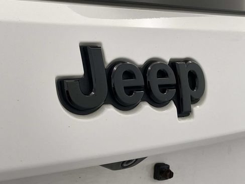 Used 2018 Jeep Grand Cherokee Altitude AWD/4WD image 11